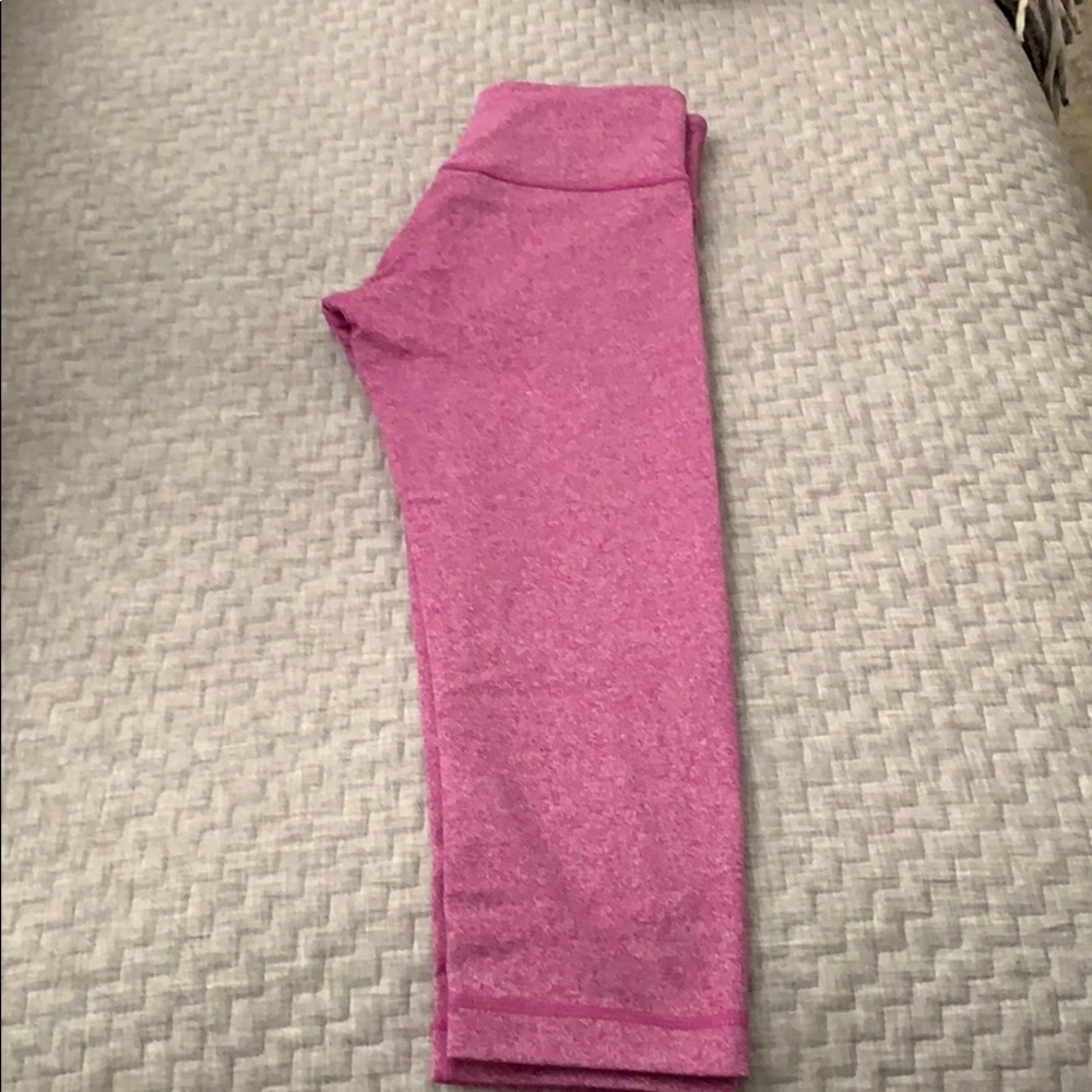 Size 4 Lululemon capri Magenta leggings - Picture 3 of 5